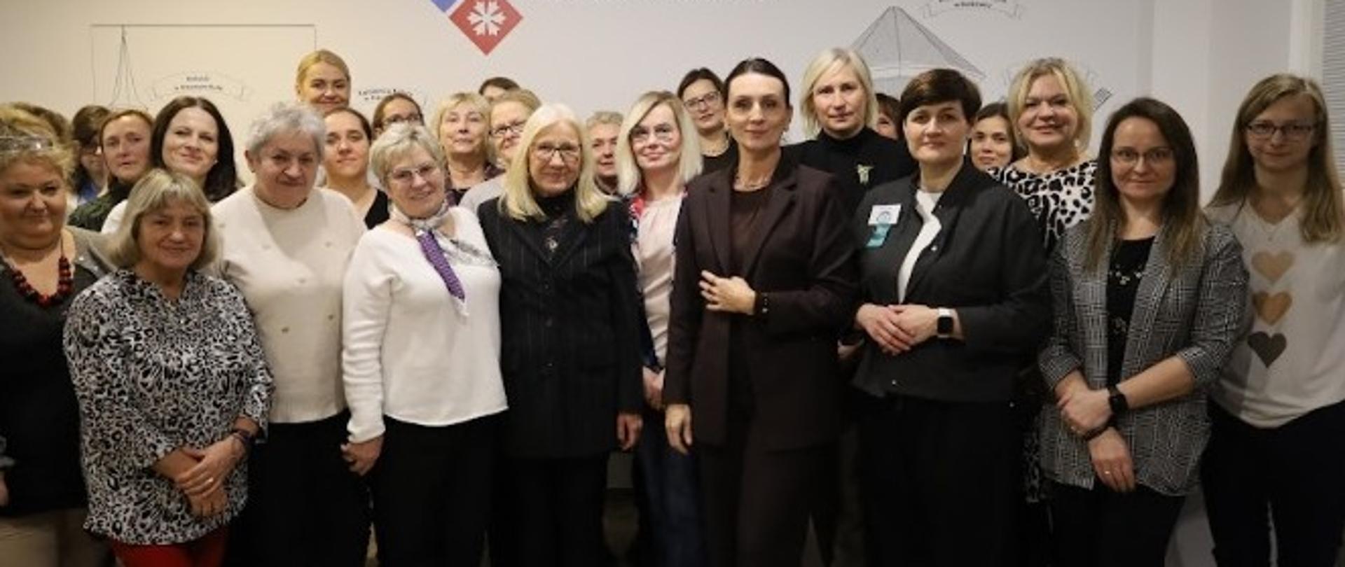 grupa osób pozuje do zdjęcia po szkoleniu o demencji