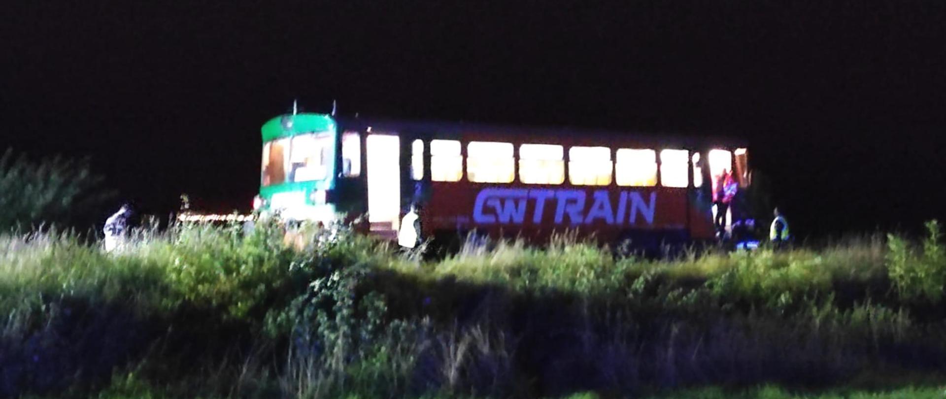 Zdjęcie wykonano w w nocy, na planie głównym lokomotywa stojąca na torze znajdującym się na powyżej łąki n z której wykonano zdjęcie stoi na nasypie. Z lokomotywy wychodzą ludzie - opuszczają pojazd, w którym doszło do awarii. Lokomotywa z włączonym oświetleniem w kolorze czerwonym zarówno po prawej jej stronie jak i lewej widoczni pracownicy techniczni ubrani w kamizelki odblaskowe