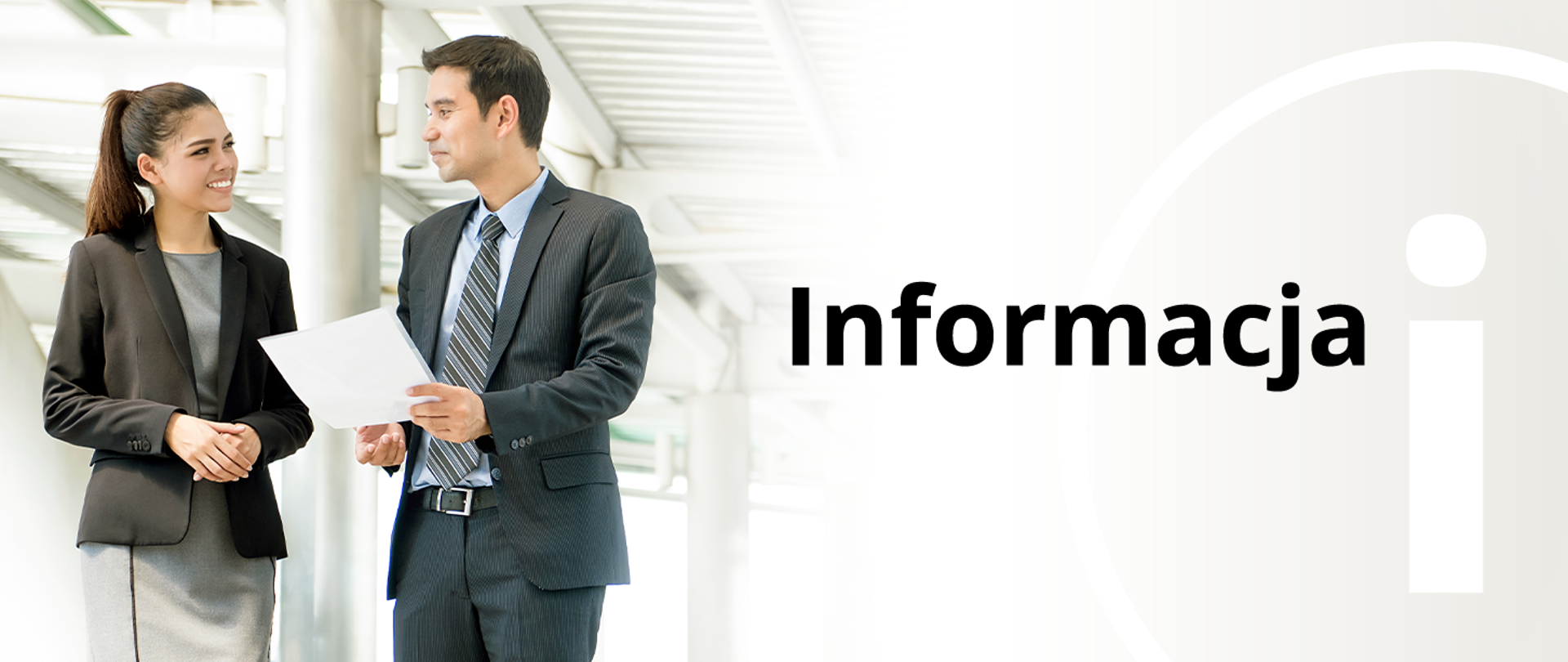 zdjęcie przedstawia po lewej stronie kobietę i mężczyznę w strojach biurowych, rozmawiających ze sobą, po prawej stronie na beżowym tle zarys grafiki z literą i oraz napis Informacja