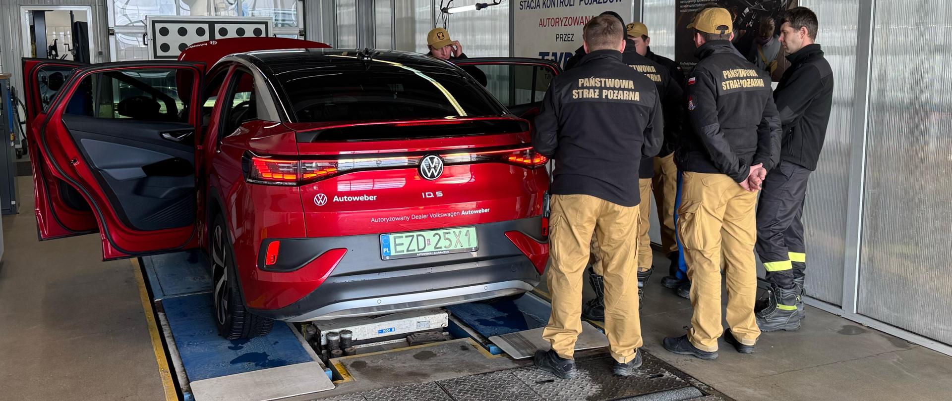 Szkolenie strażaków z zagrożeń związanych z samochodami elektrycznymi
