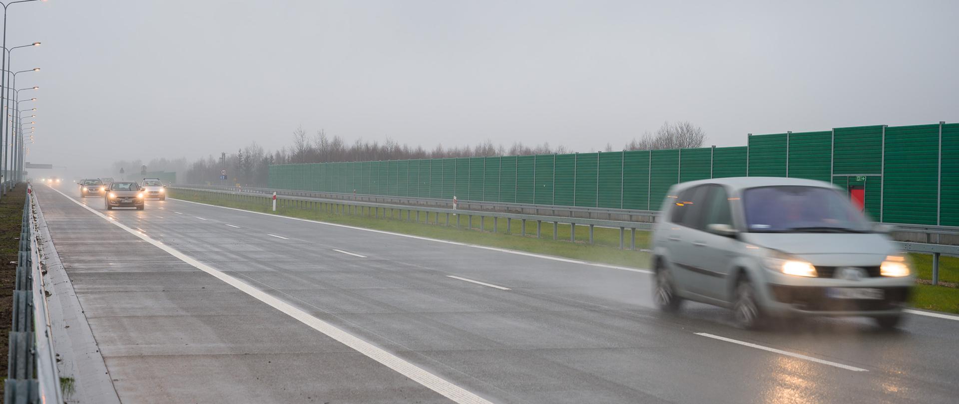 Deszczowy dzień. Samochody jadące drogą ekspresową.
