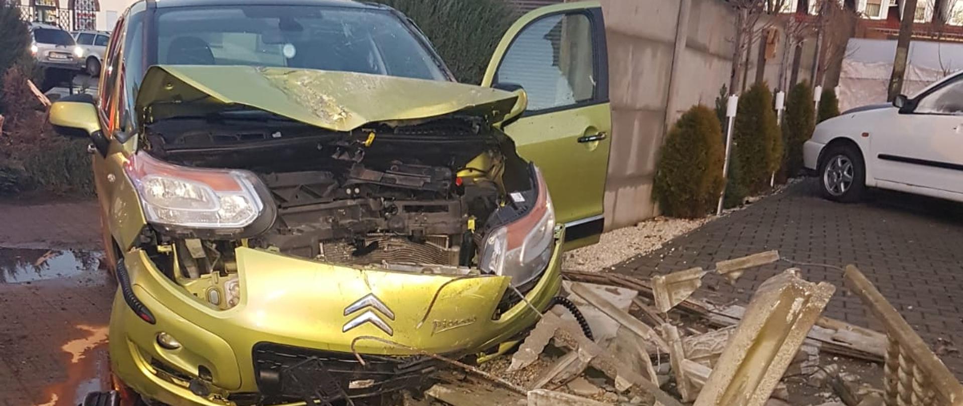 Kierowca samochodu osobowego marki Citroen Picasso wpadł w poślizg i uderzył w betonowy płot zbudowany z przęseł. Wokół samochodu znajdują się wycieki płynów eksploatacyjnych zabezpieczone sorbentem.