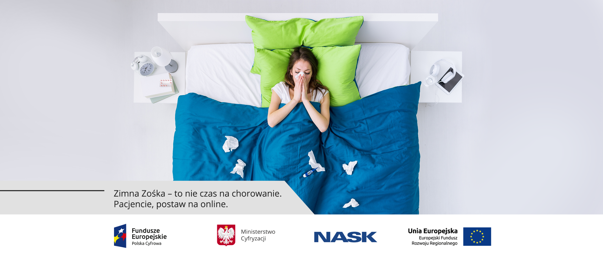 Leżąca w łóżku chora kobieta, wycierająca nos chusteczką. Przykryta jest kołdrą w kolorze turkusowym, na której leży kilka zużytych chusteczek. Po obu stronach łóżka stoją szafki nocne. Na jednej leży tablet, słuchawki i stoi szklanka z wodą. Na drugiej - lampka, budzik, książki a na nich blister z tabletkami