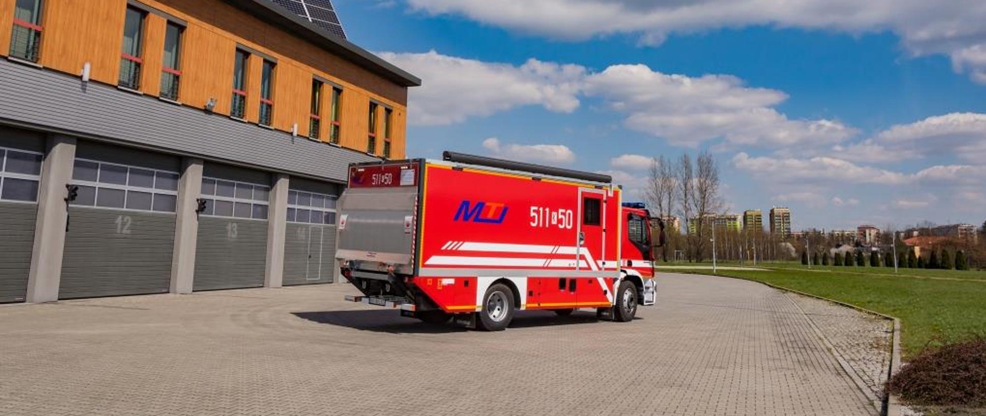 Samochód pożarniczy SPGaz służący do dostarczania sprzętu ochrony dróg oddechowych do miejsca działań