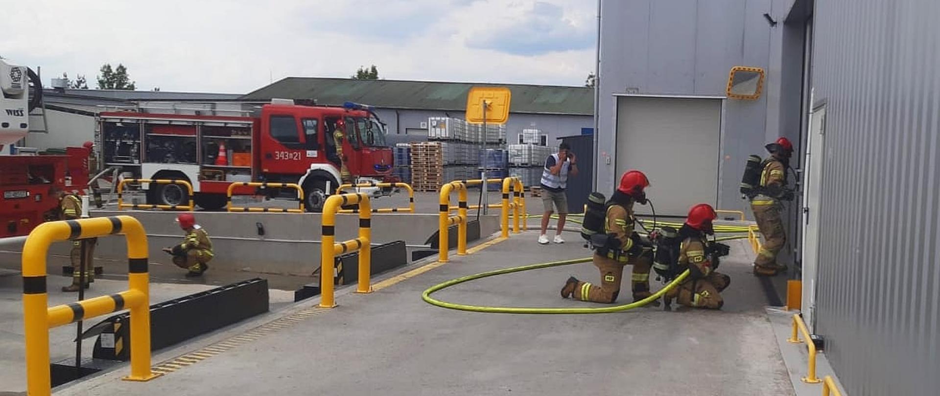 Zdjęcie przedstawia strażaków biorących udział w ćwiczeniach