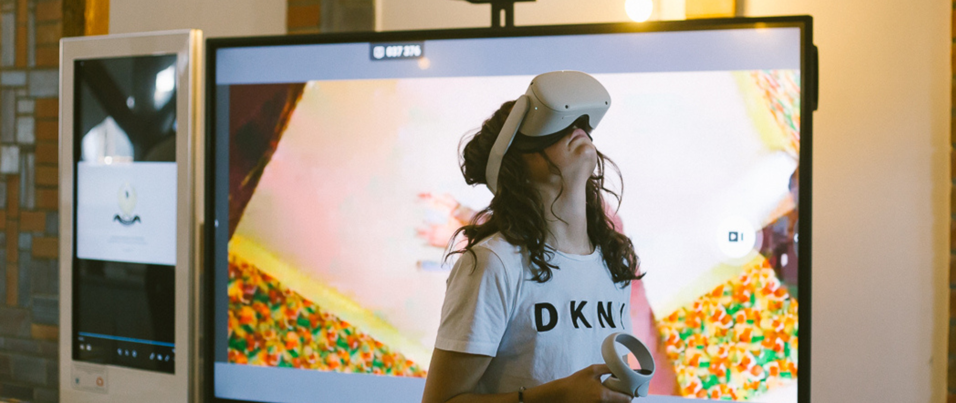 Dziewczyna w okularach VR