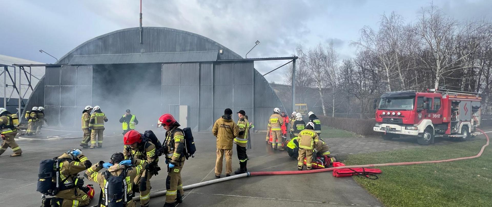Strażacy prowadzą działania
