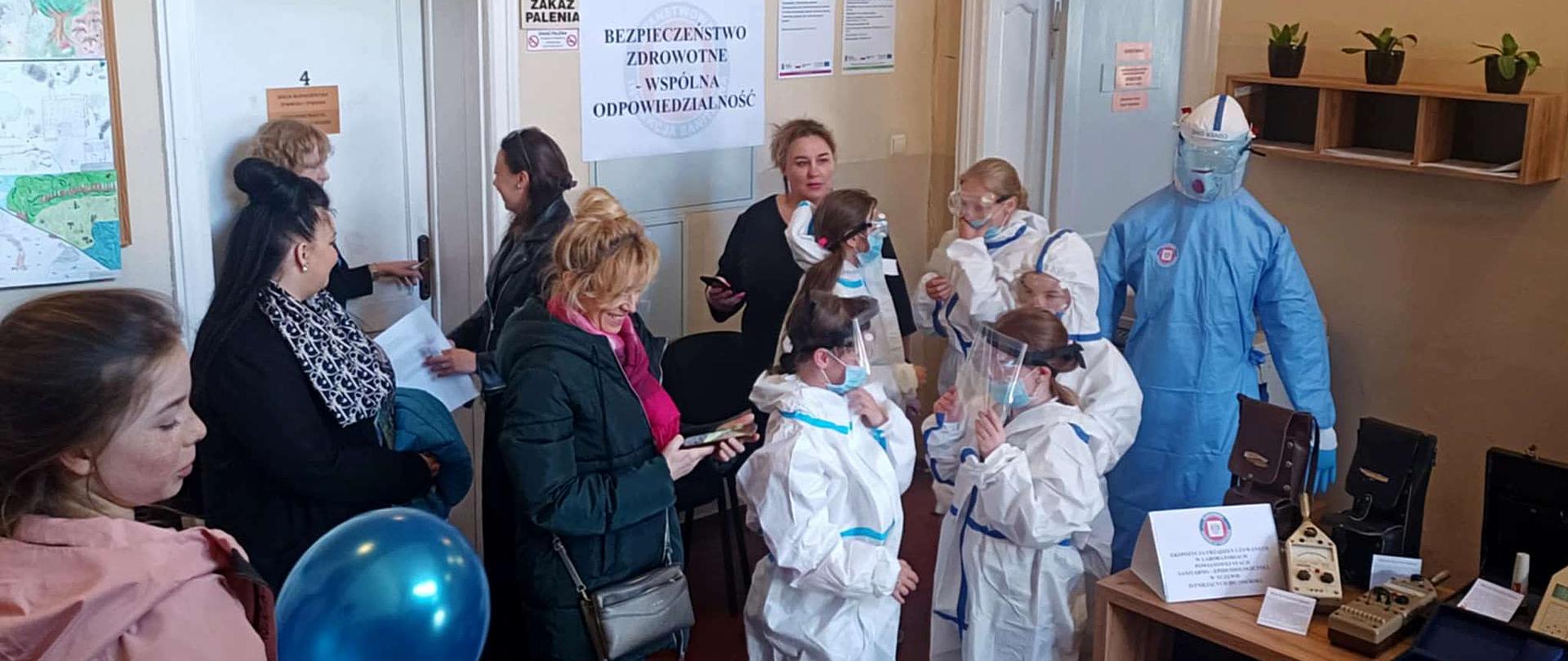 Na zdjęciu grupa ludzi (dzieci i młodzieży szkolnej) uczestnicząca w Dniu Otwartym.