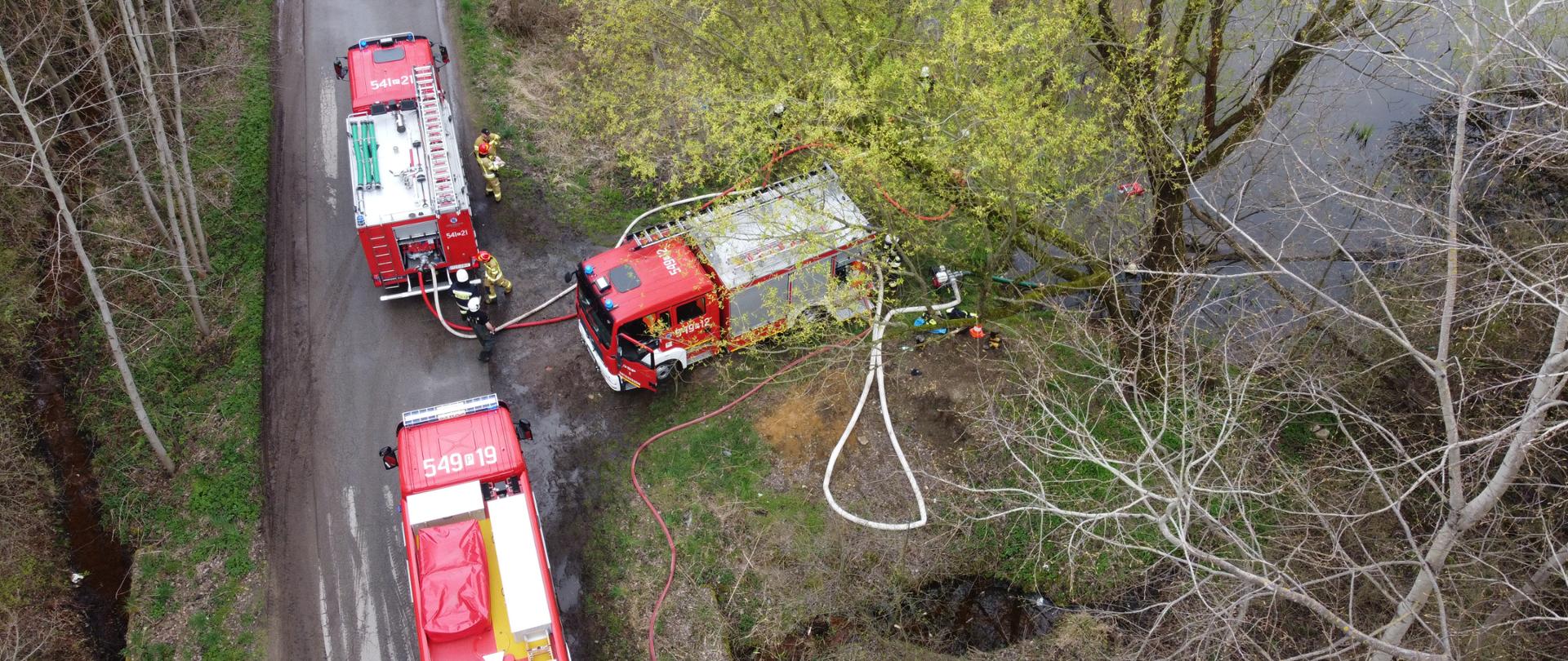 Samochody pożarnicze w trakcie tankowania. Zdjęcie wykonane z lotu ptaka.