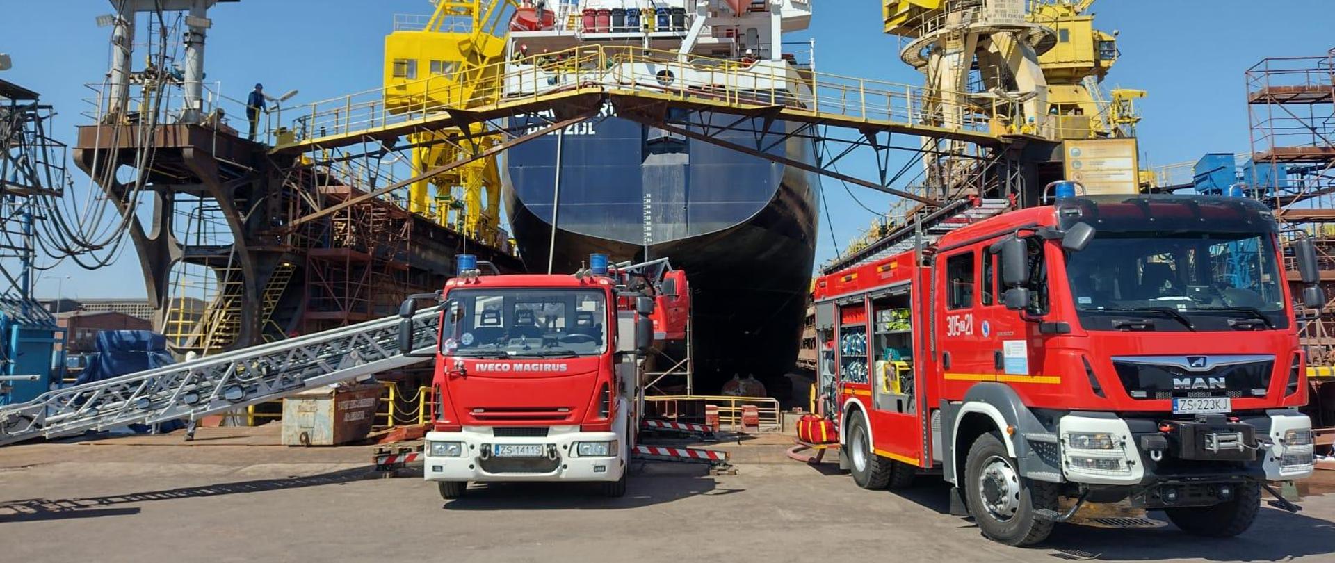 Samochody strażackie na nabrzeżu
