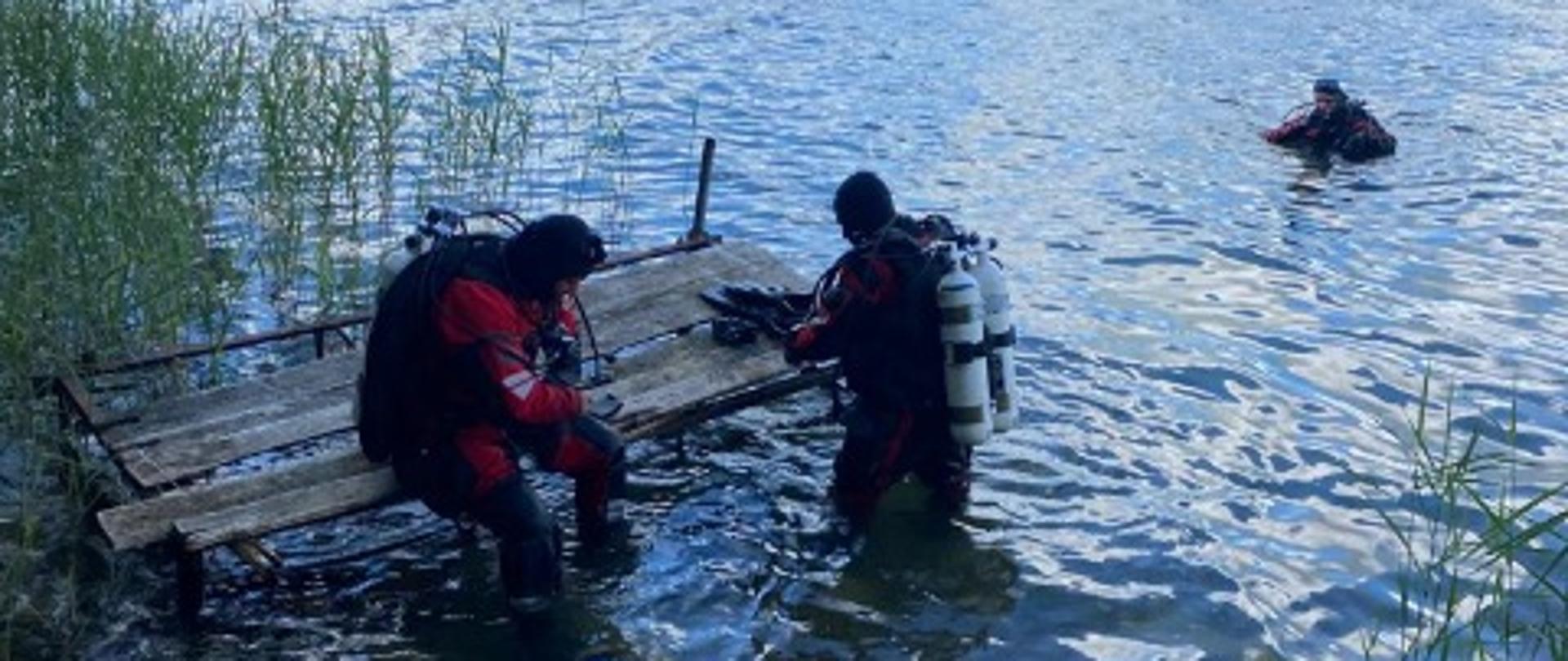 Zdjęcie przedstawia nurków SGRW-N podczas ćwiczeń