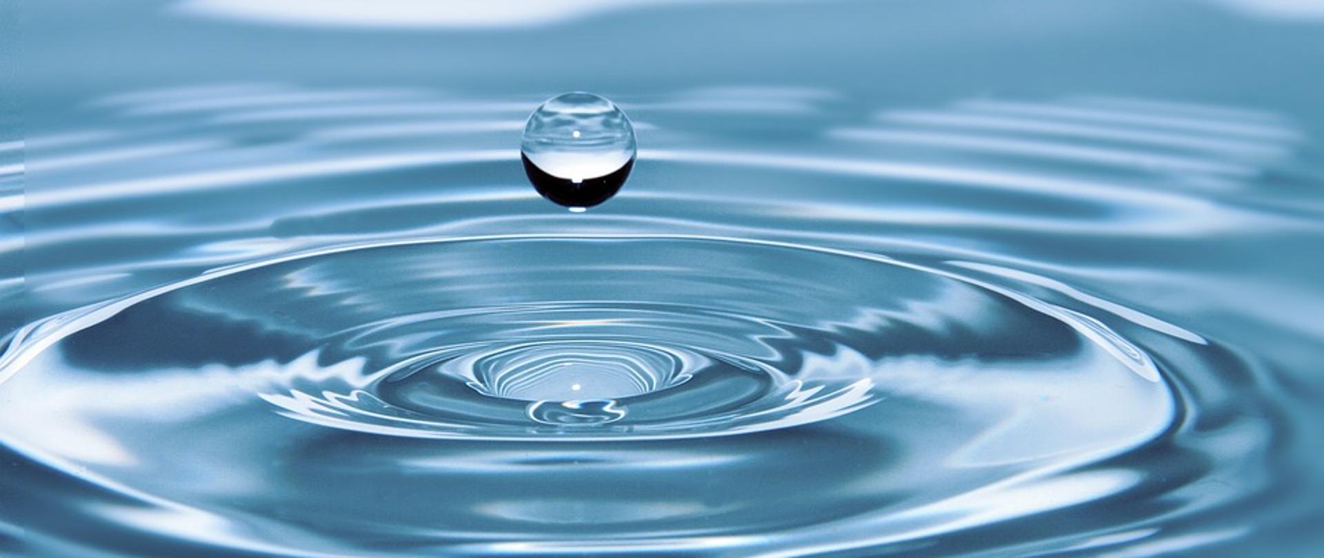 kropla wpadająca do wody