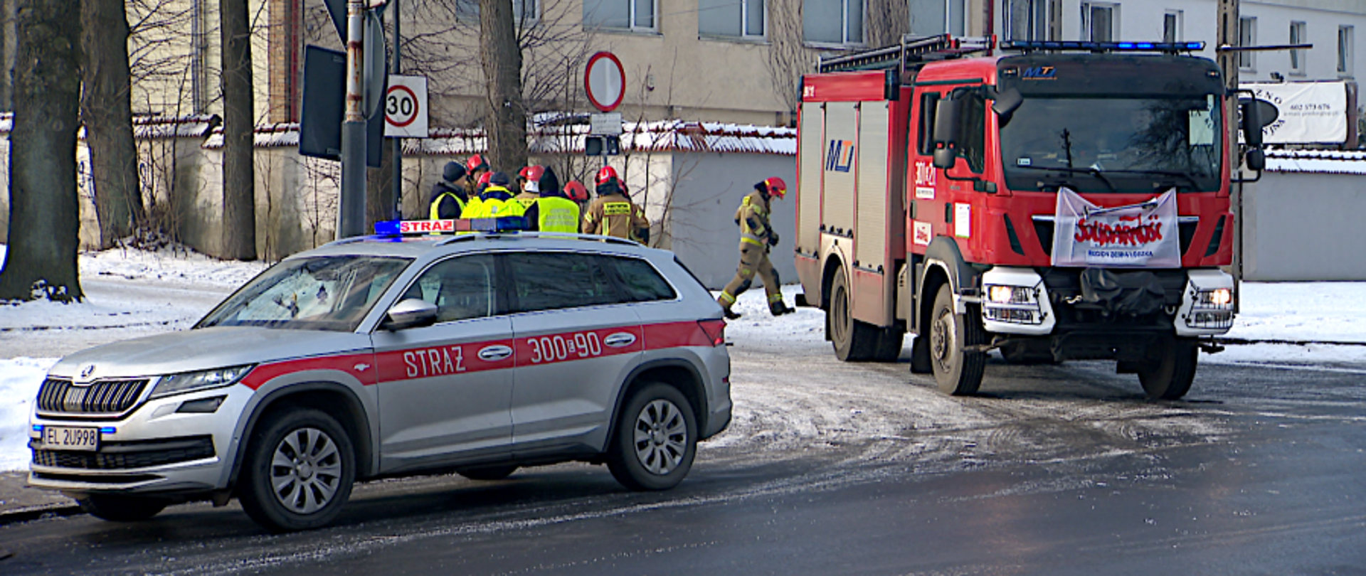 Na zdjęciu dwa wozy strażackie przy akcji na ul. Brzezińskiej