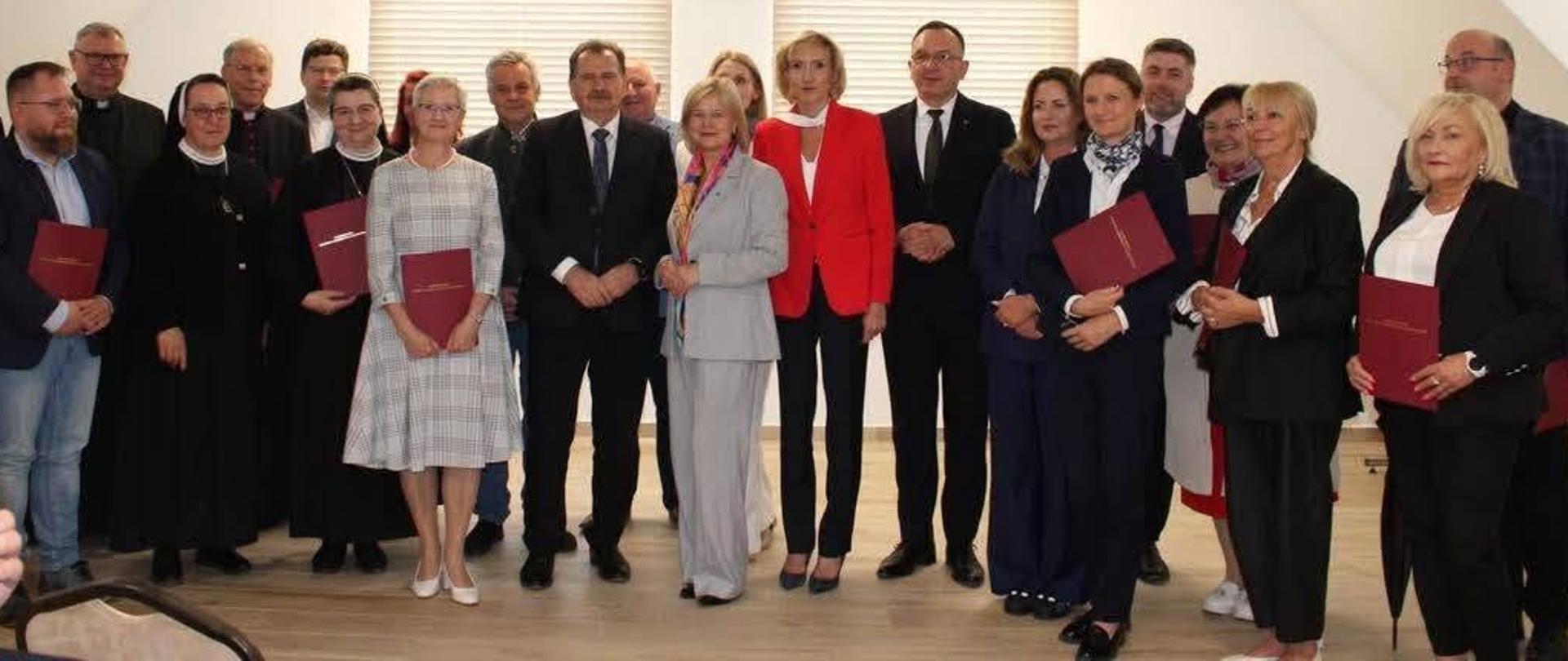 Wręczyliśmy promesy beneficjentom programu „Ochrona zabytków” z woj. warmińsko-mazurskiego, źródło: media społecznościowe Bożeny Żelazowskiej