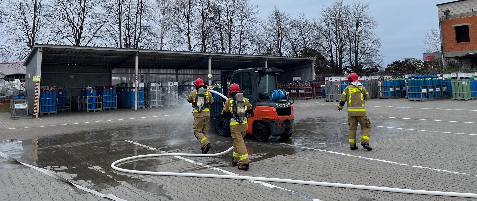 Strażacy gaszą pożar wózka widłowego