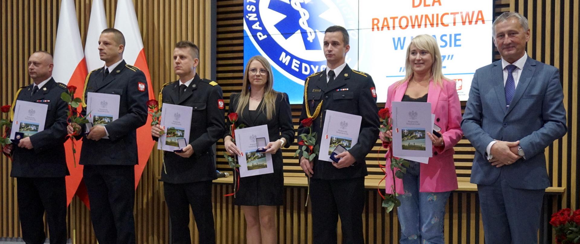 Zdjęcie przedstawia część odznaczonych wśród których stoi Katarzyna Klepacz – odznaczony pracownik Komendy Miejskiej Państwowej Straży Pożarnej w Kielcach (w środku szeregu).