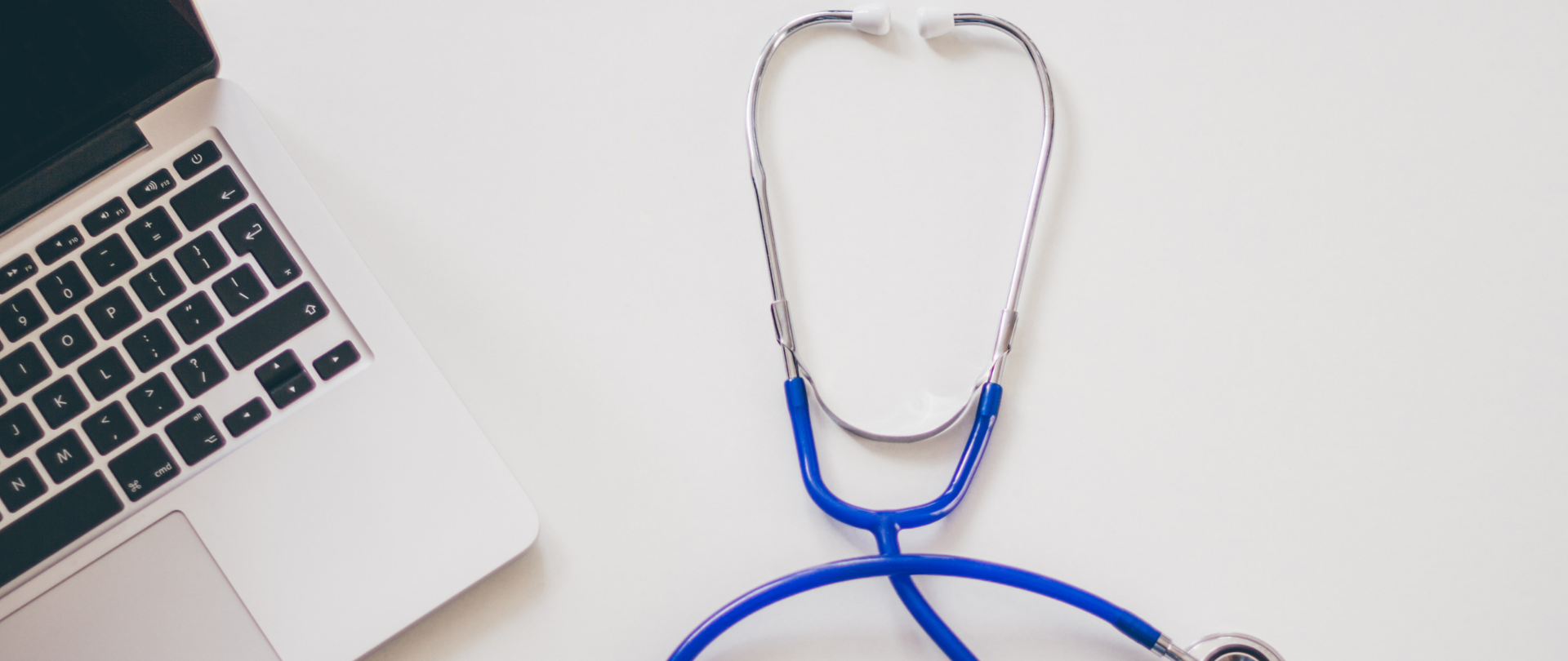 Klawiatura komputera, obok stetoskop