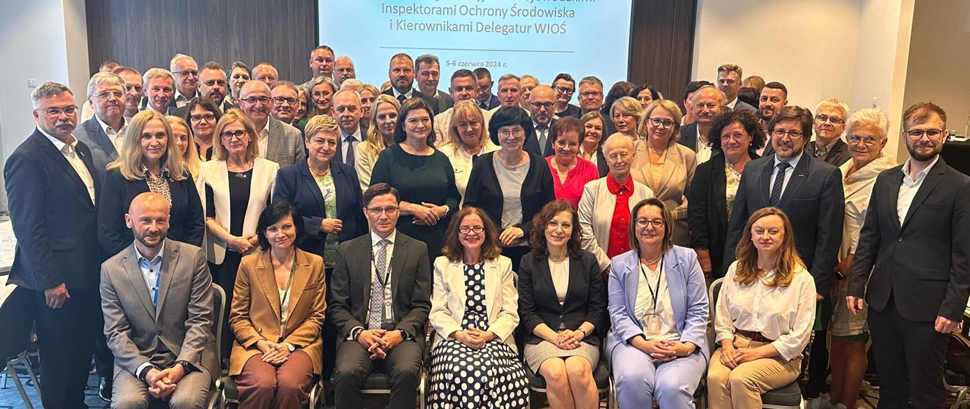 Zdjęcie grupowe na nim Główny Inspektor Ochrony Środowiska, wraz z Wojewódzkimi Inspektorami Ochrony Środowiska (WIOŚ) oraz kierownikami delegatur.