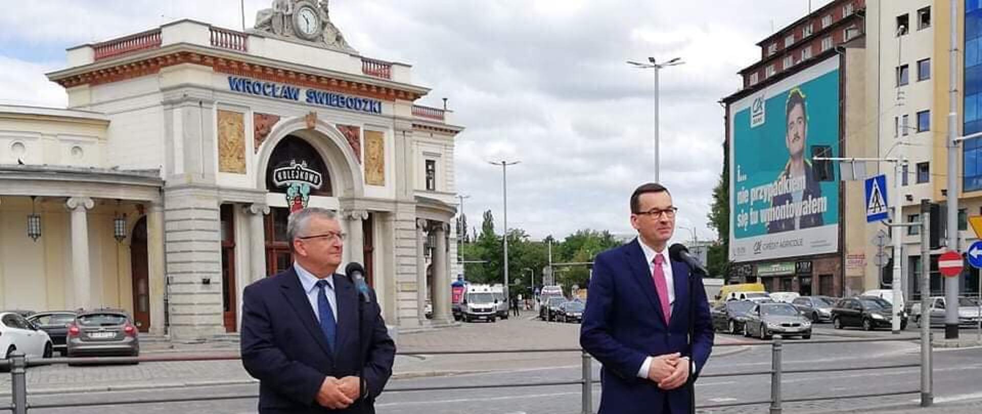 Premier M. Morawiecki i minister A. Adamczyk wzięli udział w konferencji prasowej na dworcu Wrocław Świebodzki