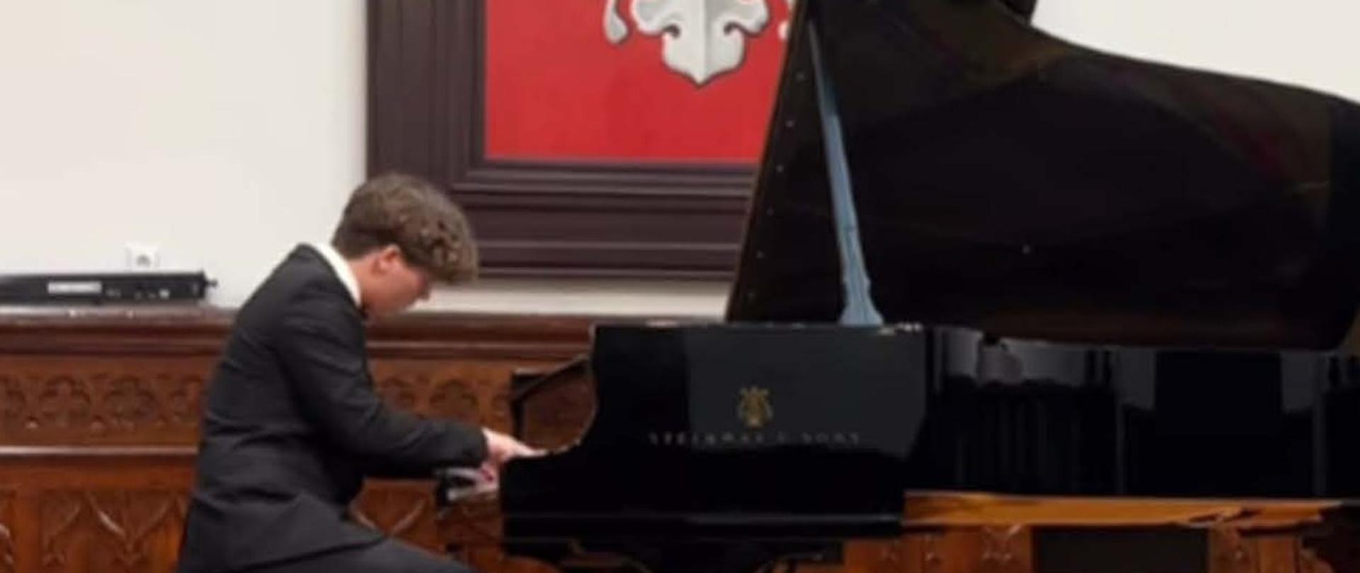 Allan Jurkowski podczas recitalu fortepianowego na scenie w sali królewskiej PSM Mielec