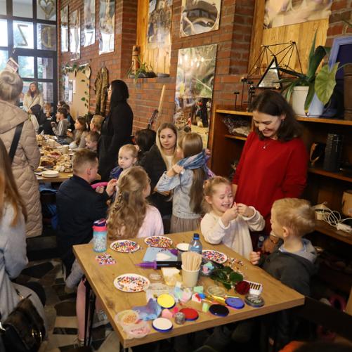 Ludzie w klubokawiarni