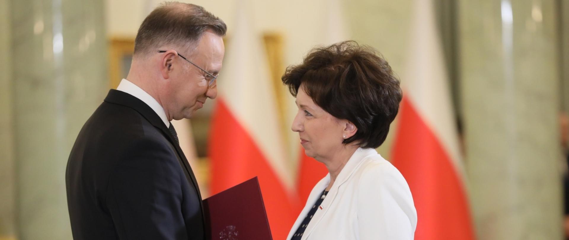 Prezydent Andrzej Duda wręcza Marlenie Maląg nominację na ministra rozwoju i technologii