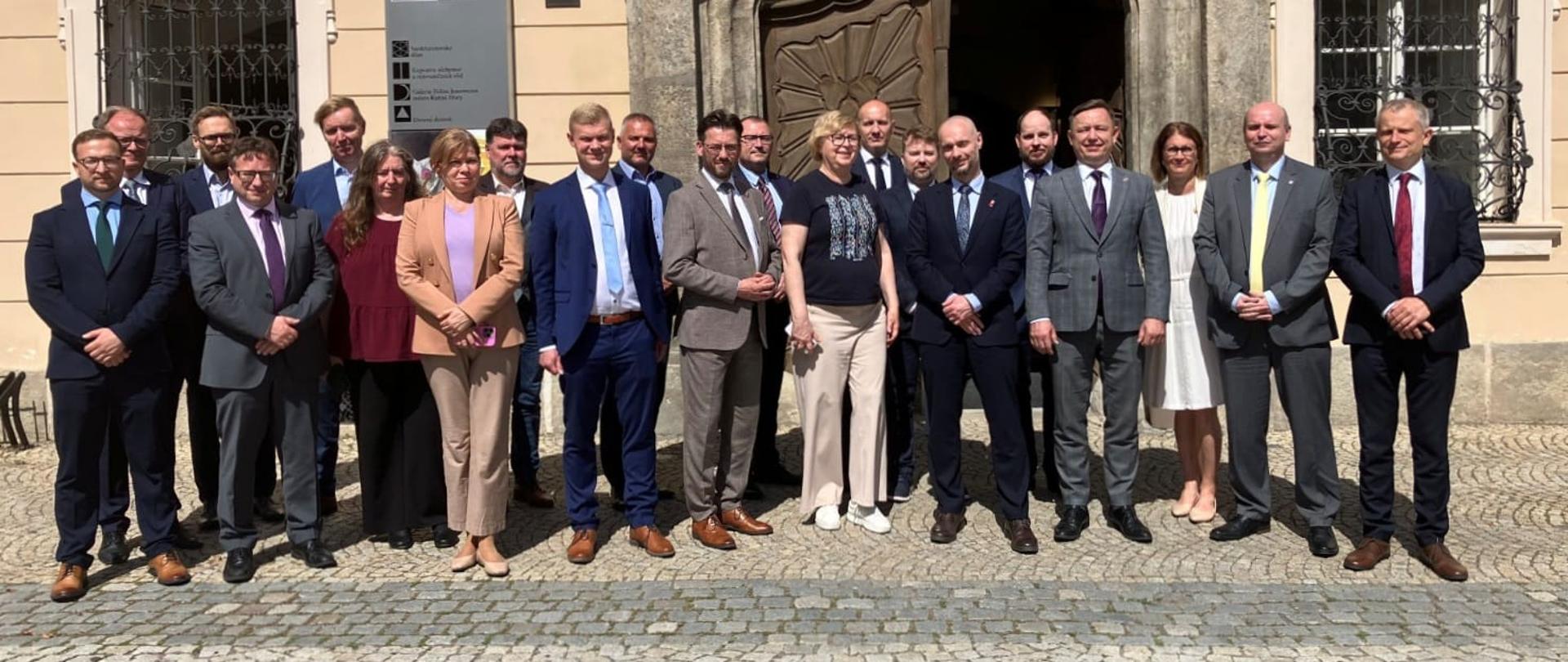 Grupowe zdjęcie uczestników wielostronnego spotkania delegacji dozorów jądrowych w Czechach