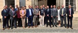 Grupowe zdjęcie uczestników wielostronnego spotkania delegacji dozorów jądrowych w Czechach