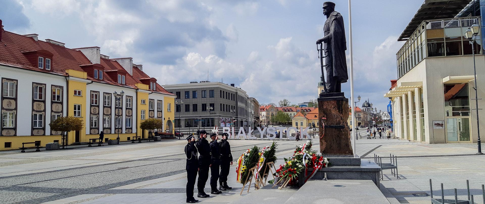 Złożenie kwiatów przy pomniku Marszałka Józefa Piłsudskiego w Białymstoku