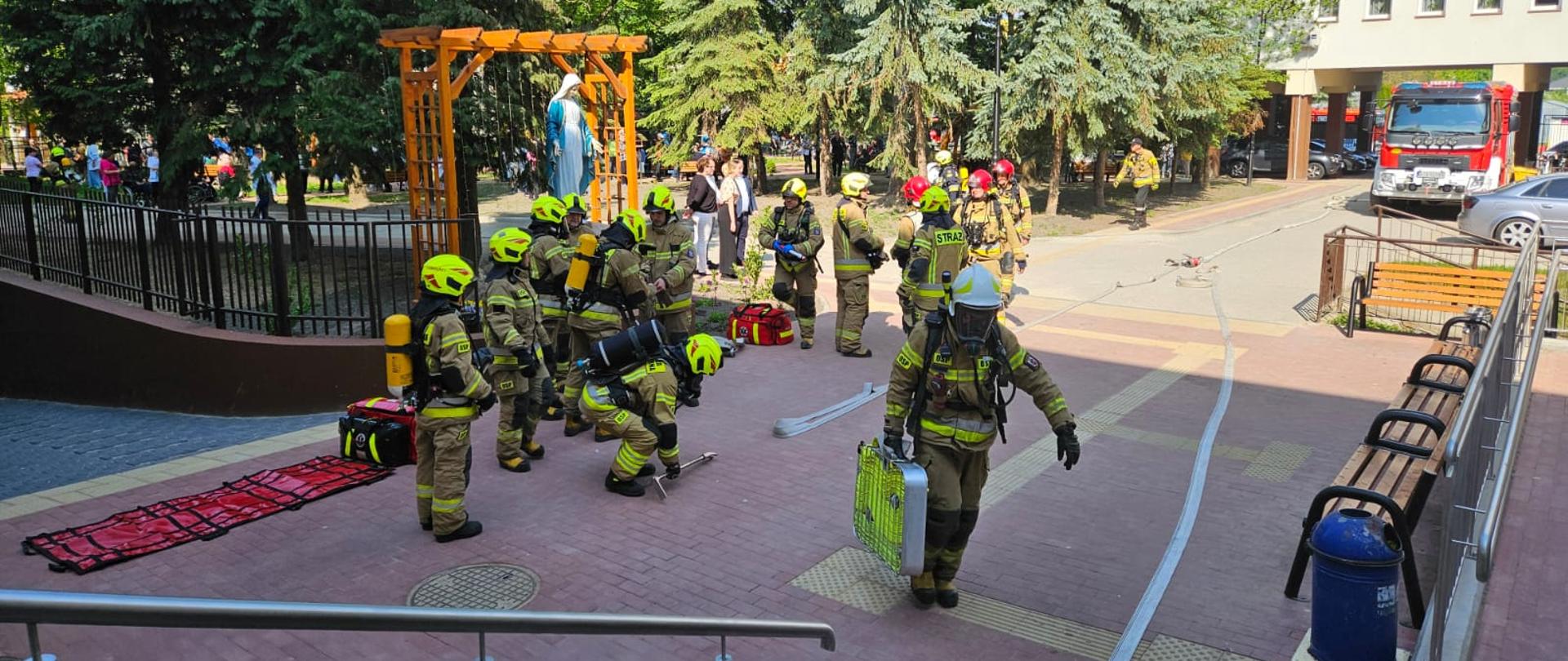 Strażacy podczas ćwiczeń w Domu Pomocy Społecznej w Choroszczy