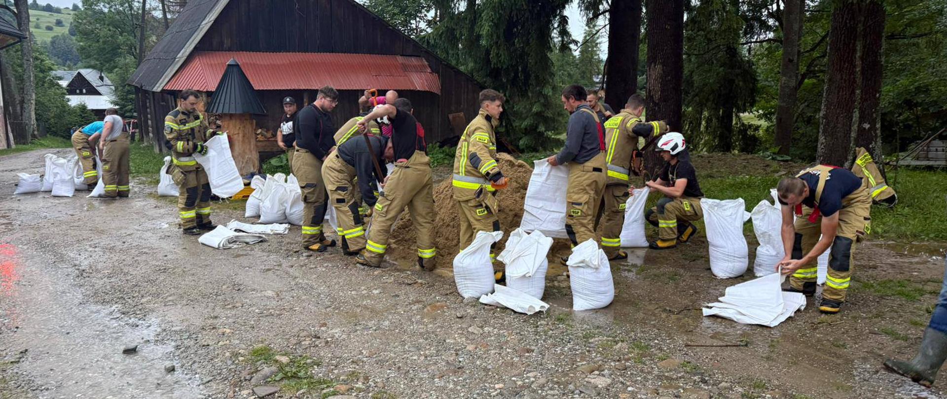 Strażacy walczą ze skutkami intensywnych opadów deszczu