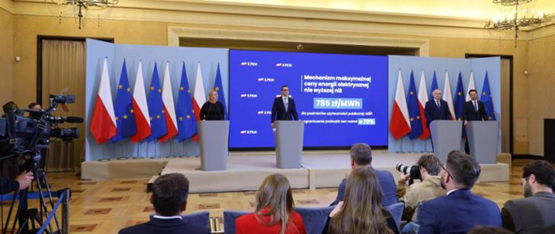 Jedna kobieta i jeden mężczyzna stojący przy mównicach i wypowiadający się