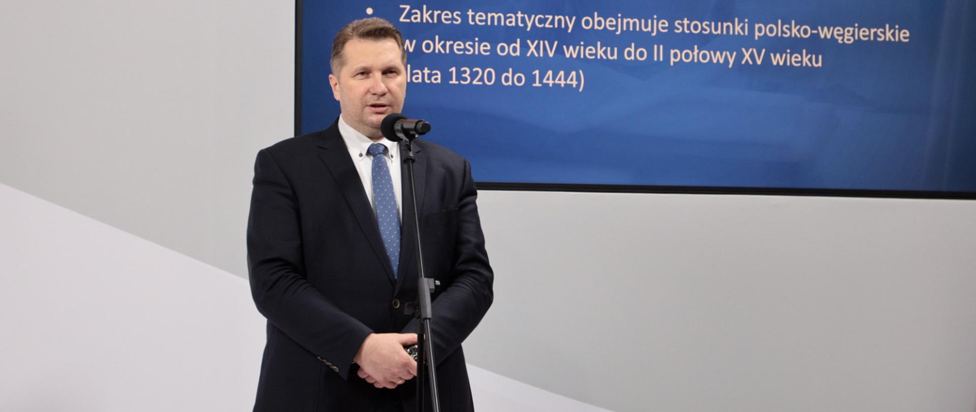 Minister Przemysław Czarnek przemawia do mikrofonu podczas ogłoszenia konkursu historycznego 