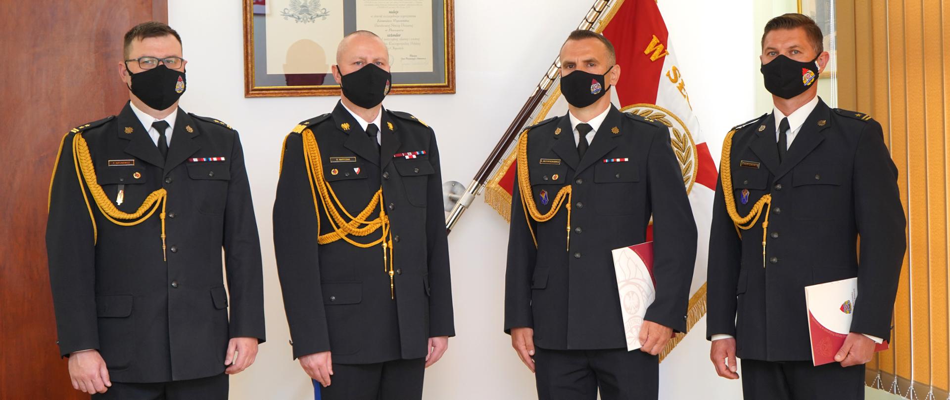 komendant wojewódzki wraz zastępcą komendanta stoją razem z powołanym komendantem powiatowym PSP w Słupcy oraz p.o. zastępca komendanta powiatowego PSP w Słupcy