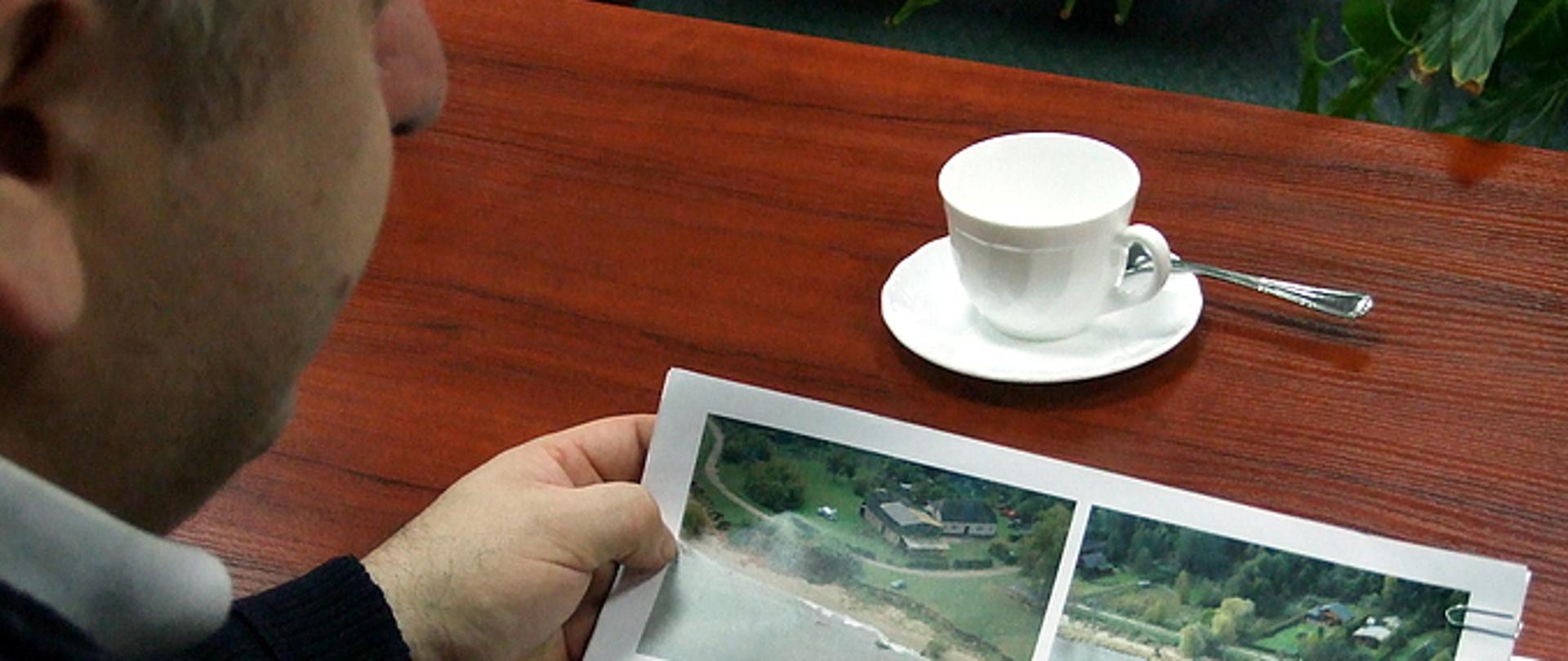 Strażak oglądający zdjęcia terenu