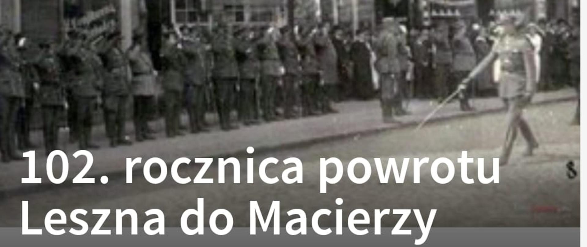 Zdjęcie z osobami w mundurach.