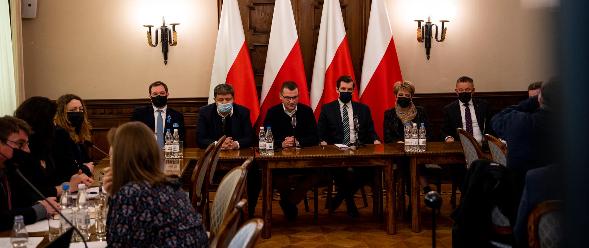 Wicewojewoda Piotr Cieplucha, marszałek Grzegorz Schreiber, wiceminister Paweł Szefernaker, wojewoda łódzki Tobiasz Bocheński, prezydent Łodzi Hanna Zdanowska oraz wicewojewoda Karol Młynarczyk na posiedzeniu Wojewódzkiego Sztabu Zarządzania Kryzysowego w Łodzi 