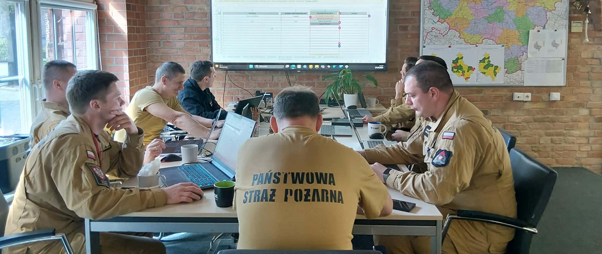 Kolejne zdjęcie ukazujące funkcjonariuszy uczestniczących w spotkaniu poświęconym wypracowaniu narzędzi dla sztabu