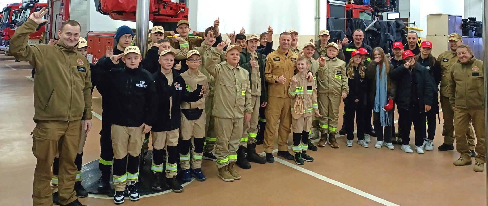 Zdjęcie grupowe uczestników spotkania w KM PSP w Łomży