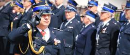 10 maja 2026 r. w Ławsku gm. Wąsosz świętowano Powiatowe Obchody Dnia Strażaka połączone z przekazaniem relikwii Św. Floriana dla miejscowej Parafii. pw. NMP Częstochowskiej - komendant wojewódzki przegląda pododdziały strażaków na uroczystości