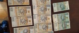 Banknoty na stole
