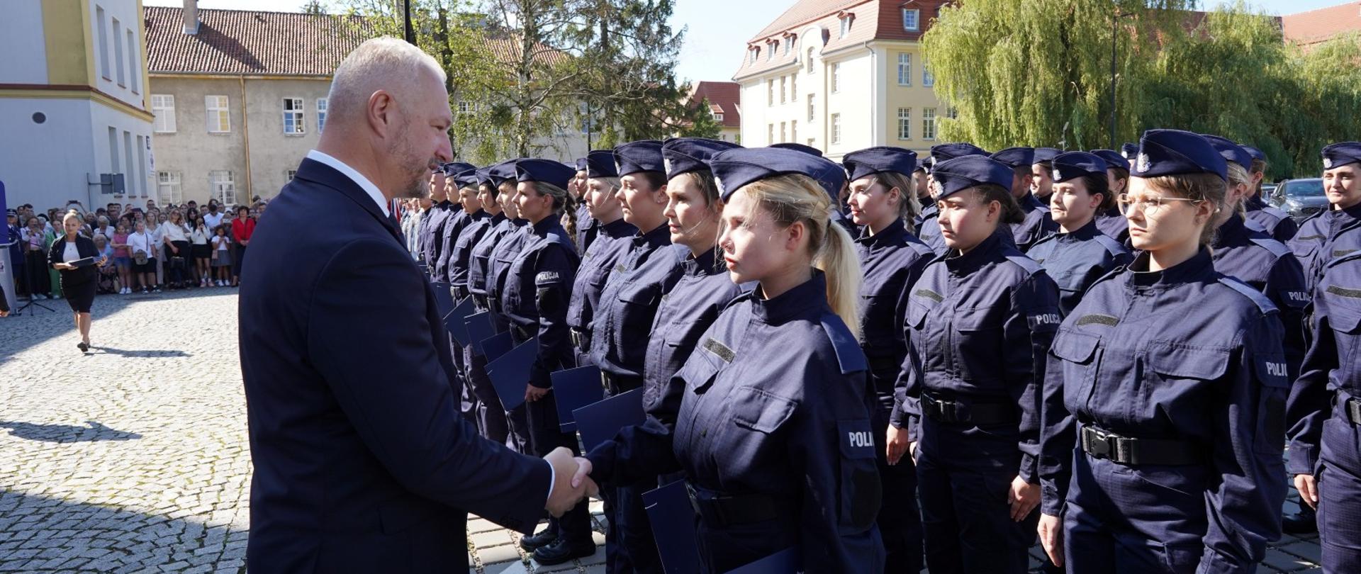Wojewoda Radosław Król podczas ślubowania nowych funkcjonariuszy policji 