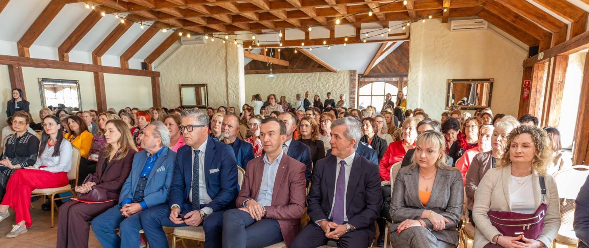 Spotkanie w Iławie, Zdrowie Kobiety: uczestnicy spotkania, wśród nich wicewojewoda Mateusz Szauer i dyrektor Wydziału Zdrowia Katarzyna Dośla-Szcześniak.