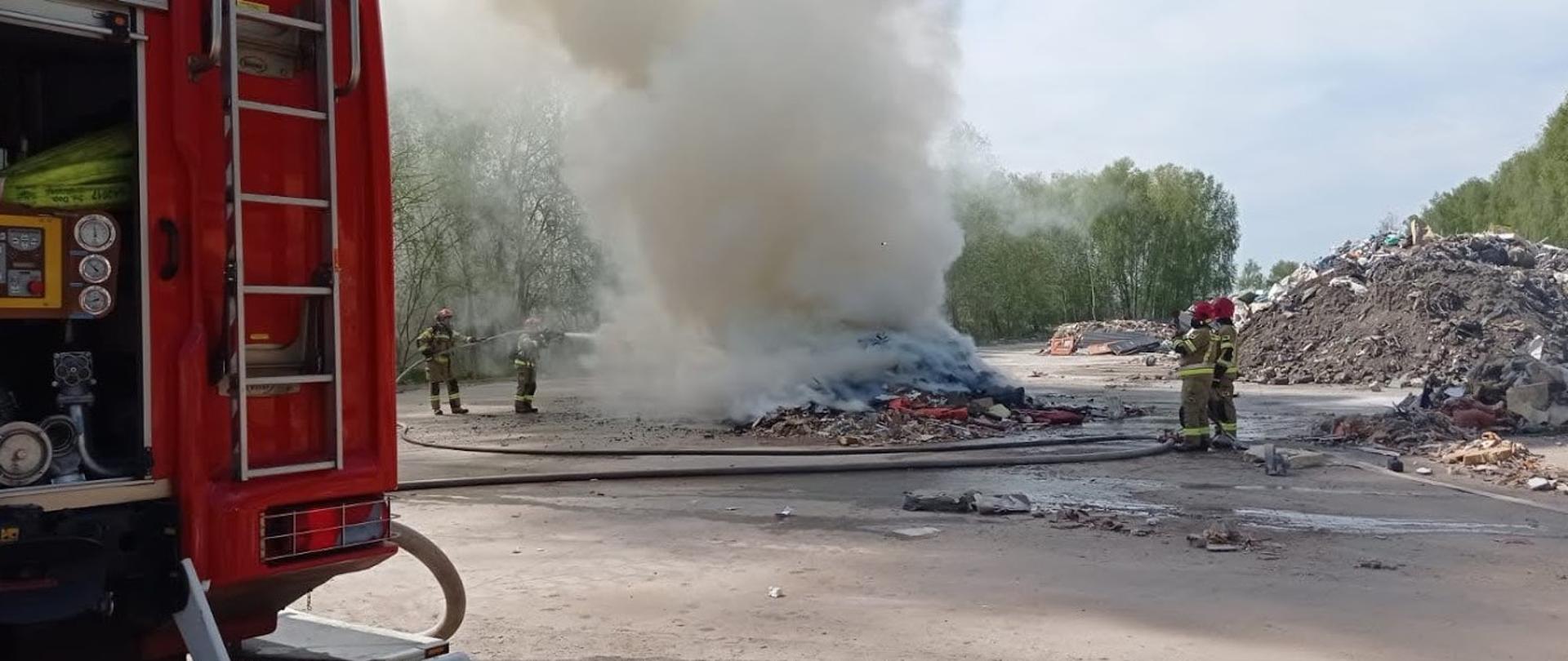 Działania gaśnicze na terenie Stacji Przeładunkowej Odpadów