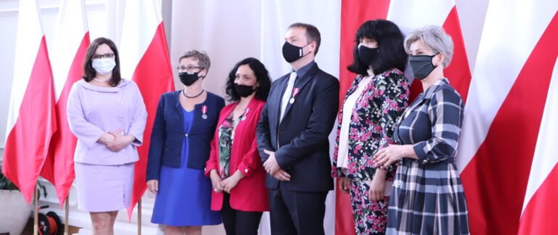 Wicewojewoda podkarpacki Jolanta Sawicka oraz podkarpacki kurator oświaty w towarzystwie odznaczonych osób