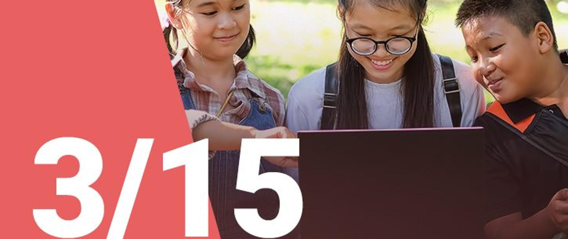 
Na zdjęciu widzimy dwie dziewczynki oraz chłopca patrzących z uśmiechem na ekran laptopa. W dolnym lewym roku widoczna jest numeracja zdjęcia (3/15) 