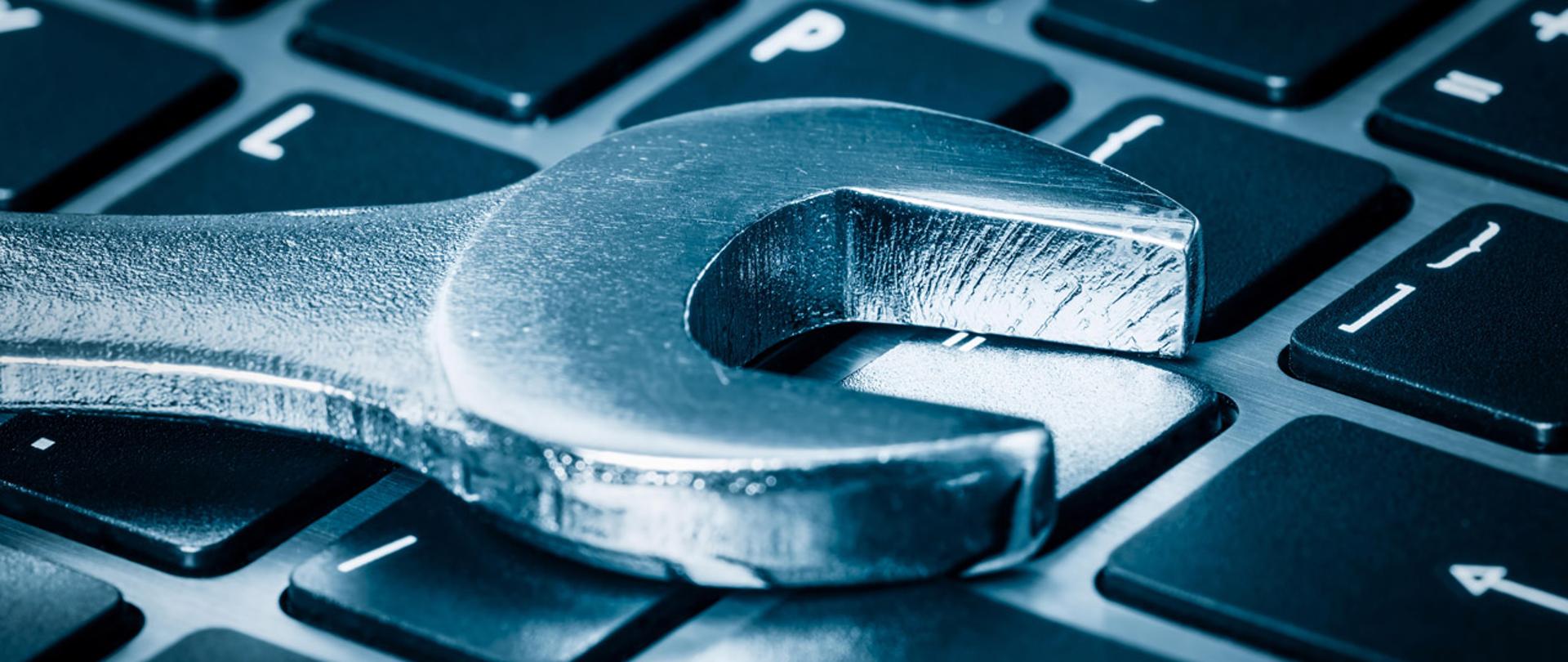 Narzędzie, klucz płaski, na klawiaturze komputera.