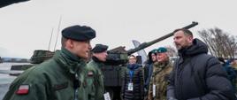 poligon, żołnierze, czołg, minister i wojewoda rozmawiają