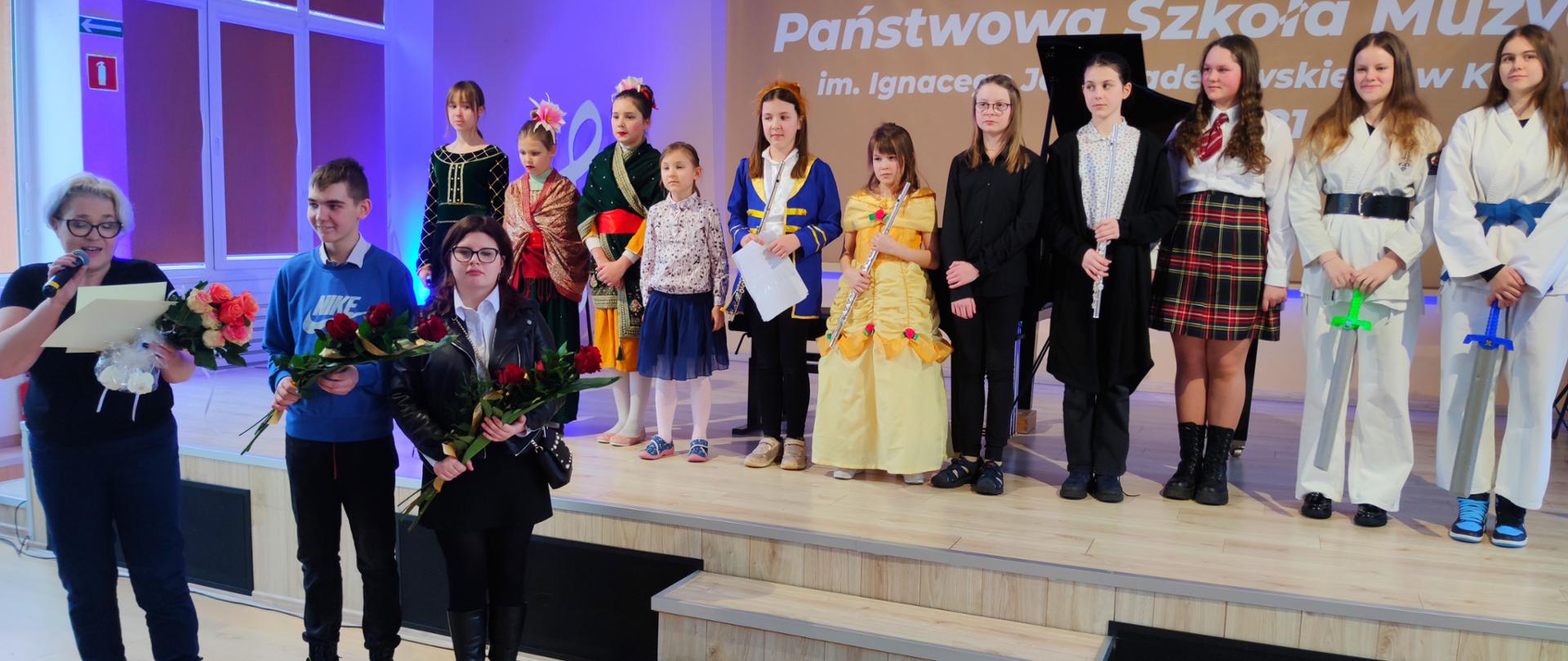 na scenie uczniowie w strojach filmowych