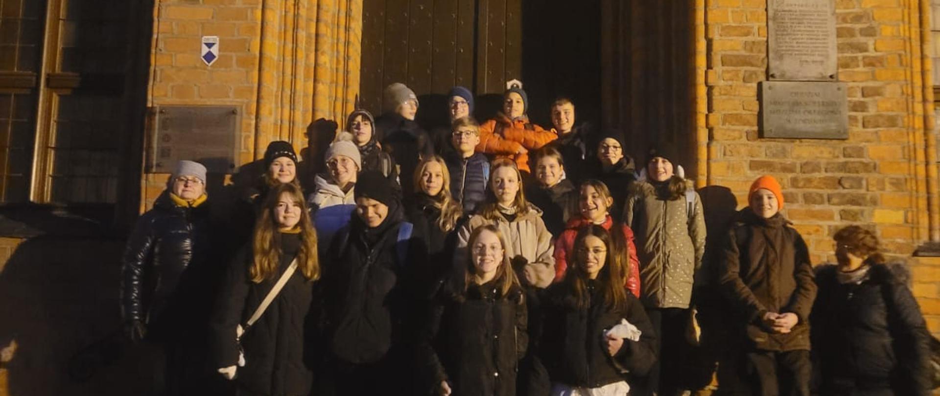 Klasa 7 przed budynkiem domu Kopernika